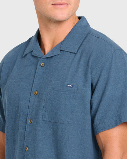 Billabong Men's Victoria Vacay Short Sleeve Woven Shirt - China Blue